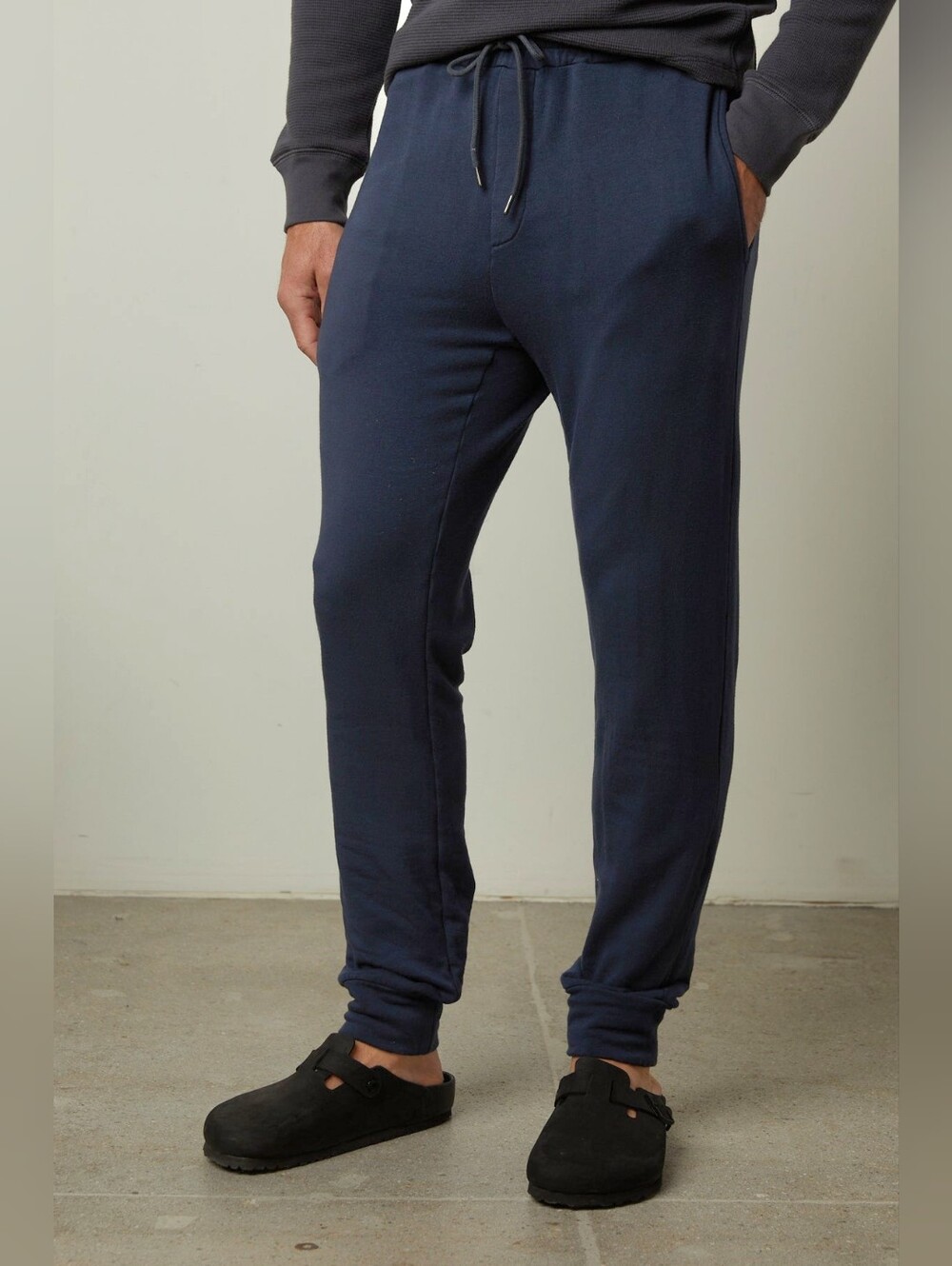 Velvet by Graham & Spencer Crosby Luxe Fleece Jogger in Navy Size L
